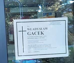 klepsydra na drzwiach wejściowych do szkoły.
