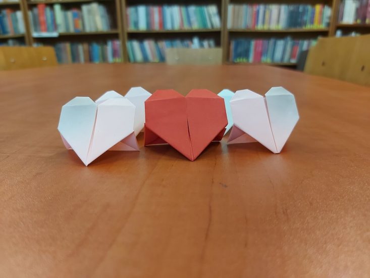 Serduszka origami ( białe i czerwone).