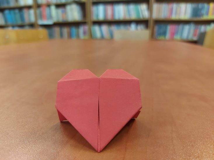 Złożone z papieru czerwone serduszko. 