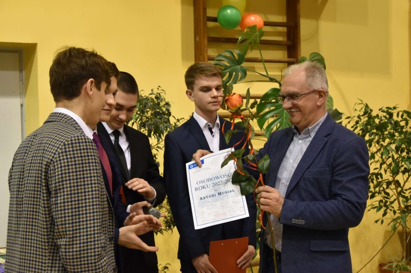 Pan Antoni Musiał odbiera dyplom - Osobowość Roku.