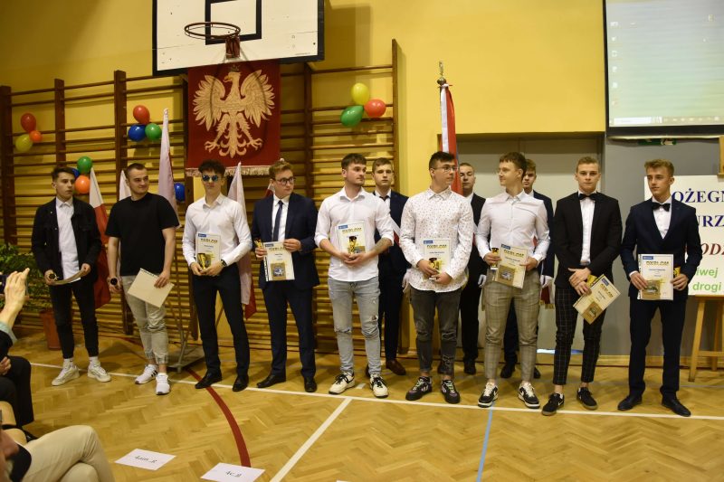 Nagrodzeni absolwenci z dyplomami