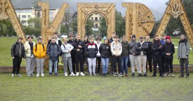 grupa uczniów stoi na tle napisu Zakopane