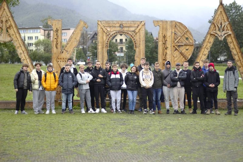 grupa uczniów stoi na tle napisu Zakopane