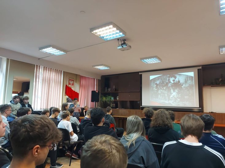 uczniowie uczestniczący w imprezie w sali konferencyjnej