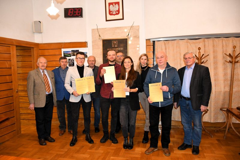 Zdjęcie grupowe - uczestnicy konkursu wraz z jury