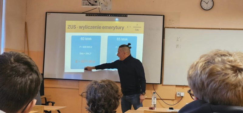 Prowadzący zajęcia omawia prezentację.