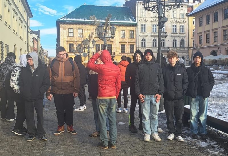 Grupa uczniów na Małym Rynku w Krakowie.