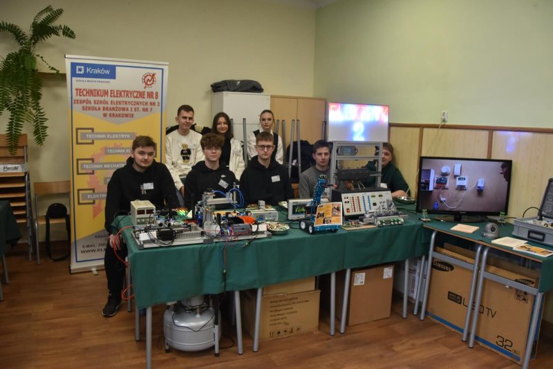 Grupa uczniów prezentuje ofertę szkoły.