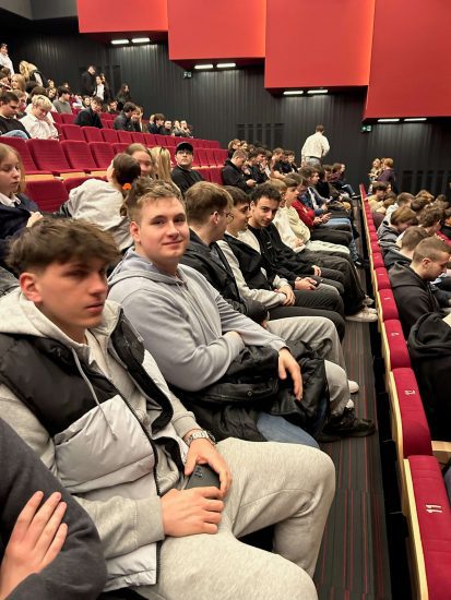 Uczniowie czekają na rozpoczęcie spektaklu.